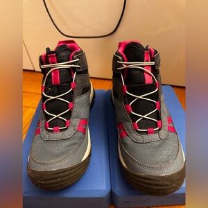 Kids hiking shoes. Waterproof. Excellent condition. Size 33